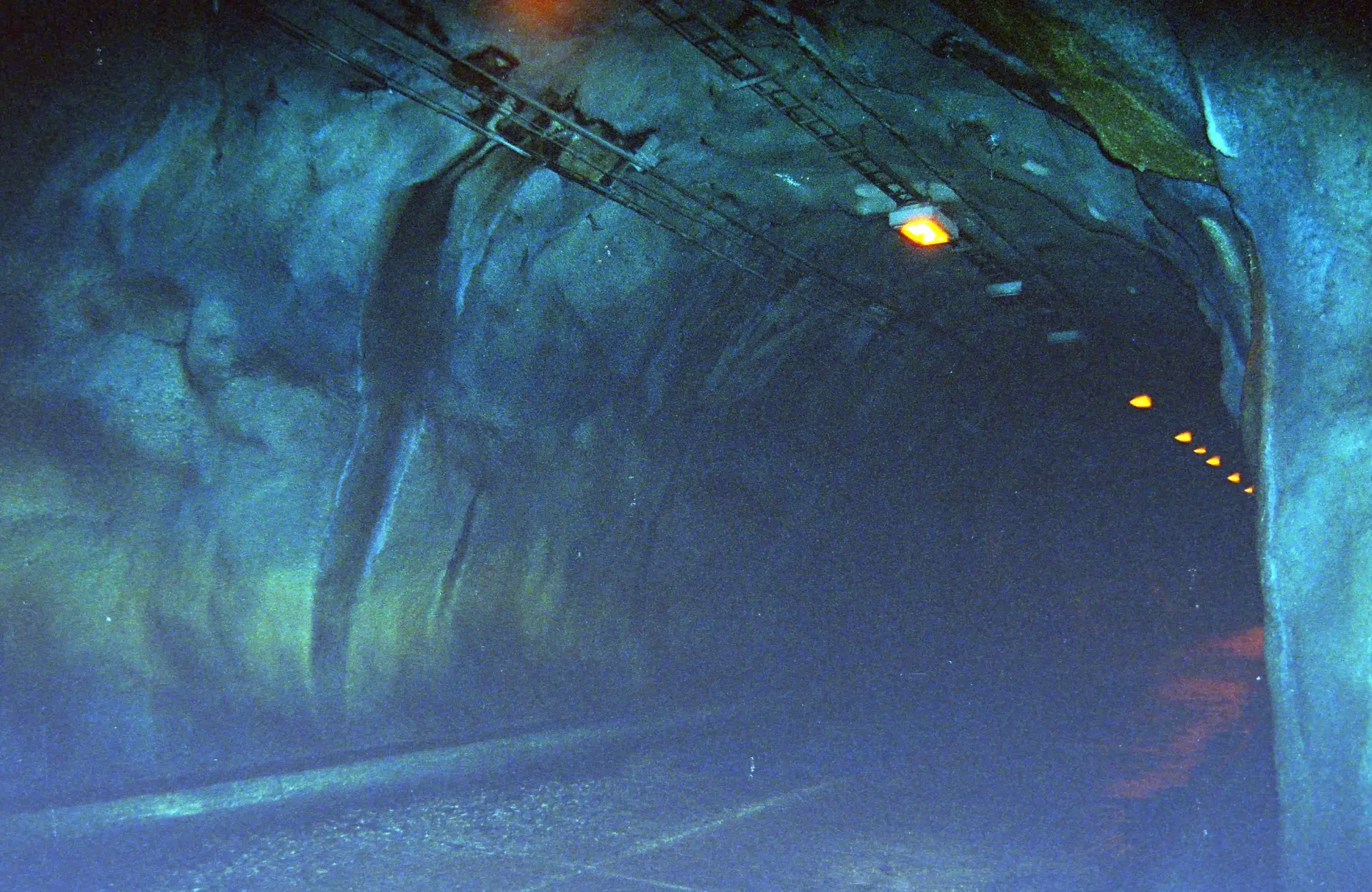 佐久間ダムの素掘りのトンネル