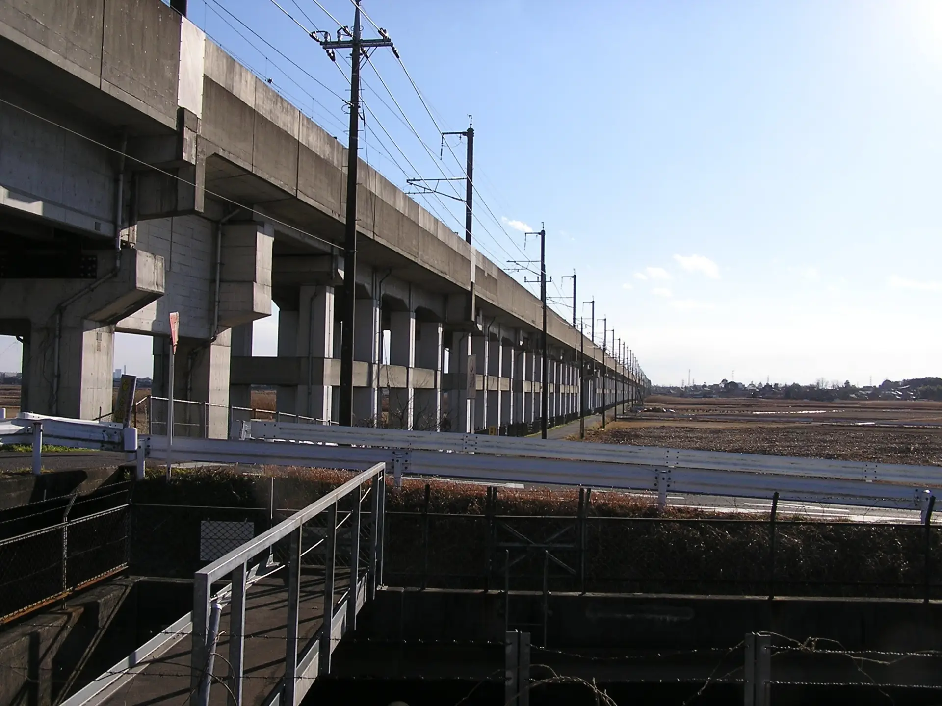 見沼代用水と東北新幹線