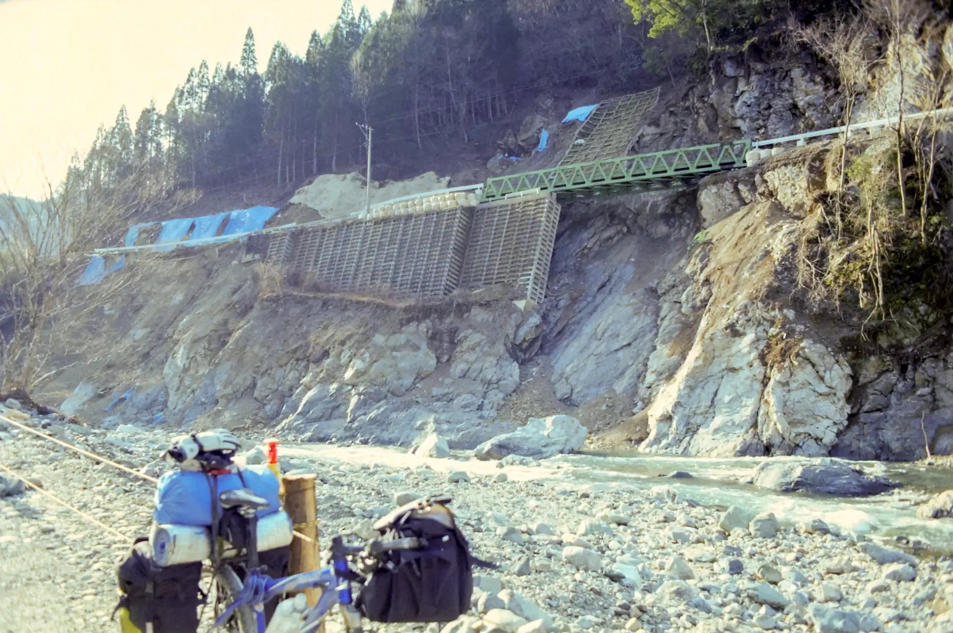 崩落の修復工事