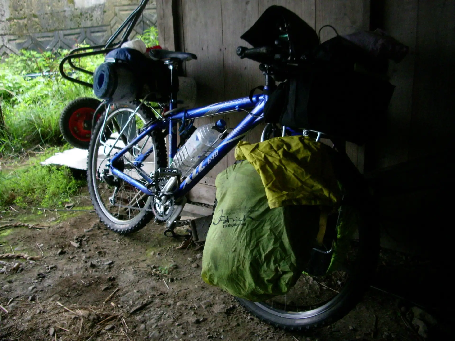 農機具小屋で雨宿り