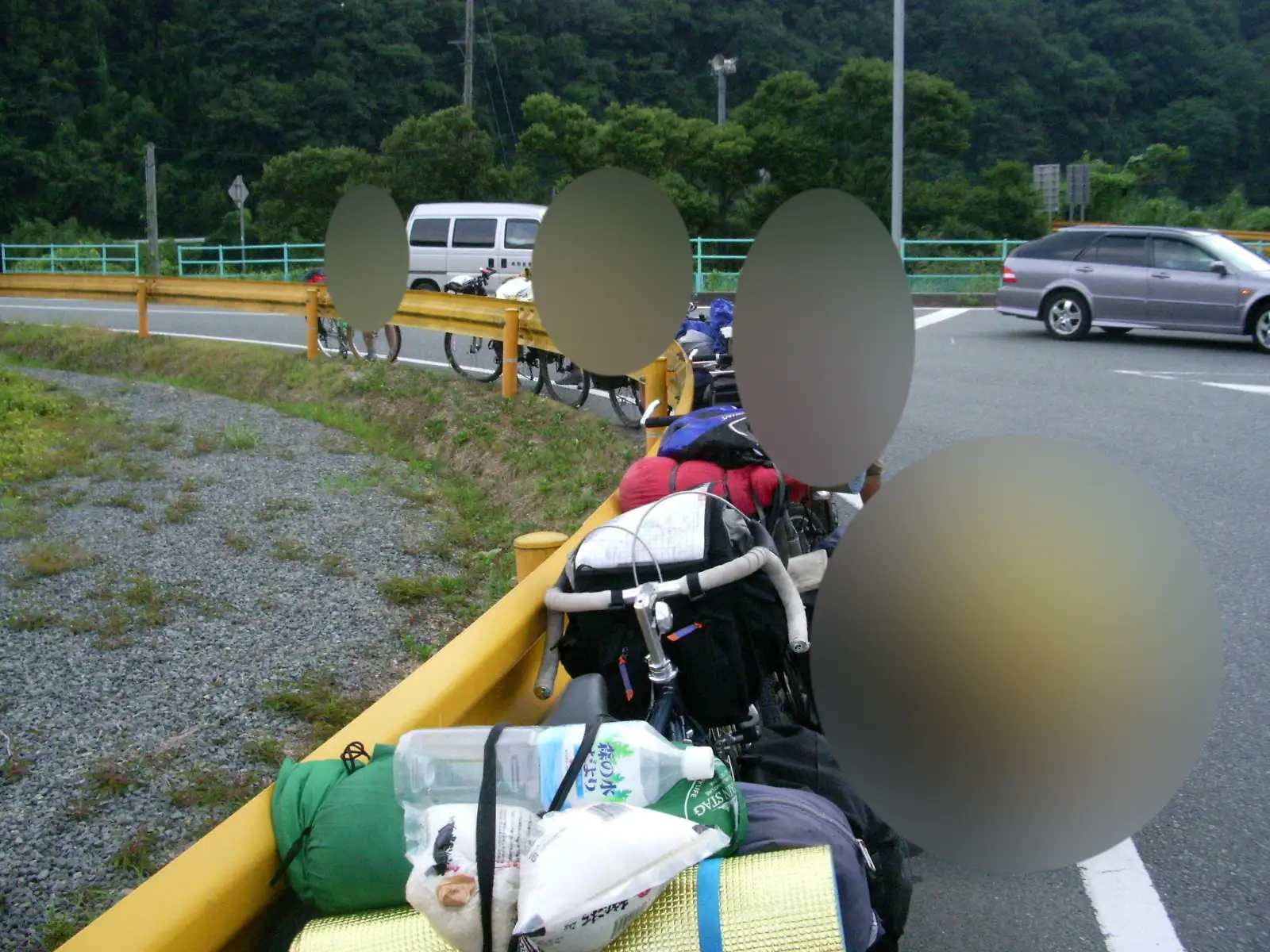 黄色いガードレール