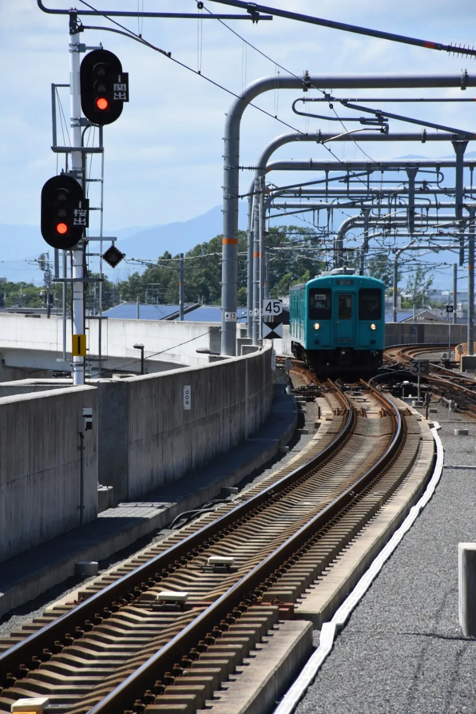 奈良駅に入線する105系