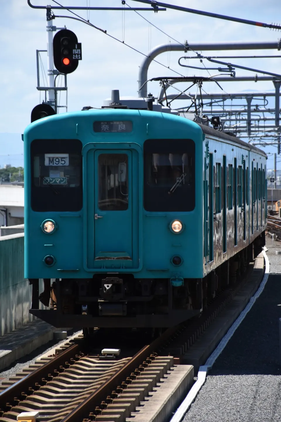 奈良駅に入線する105系
