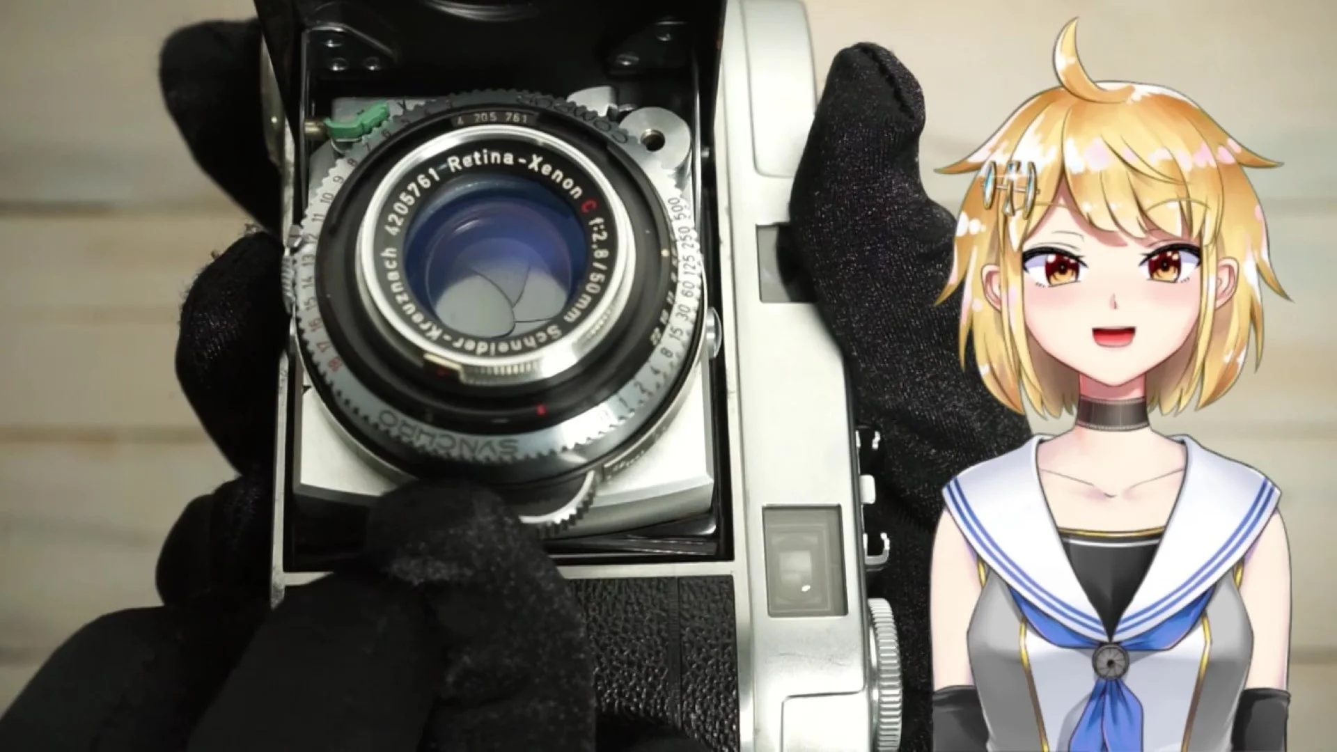 レンズの横にあるピントノブで回す