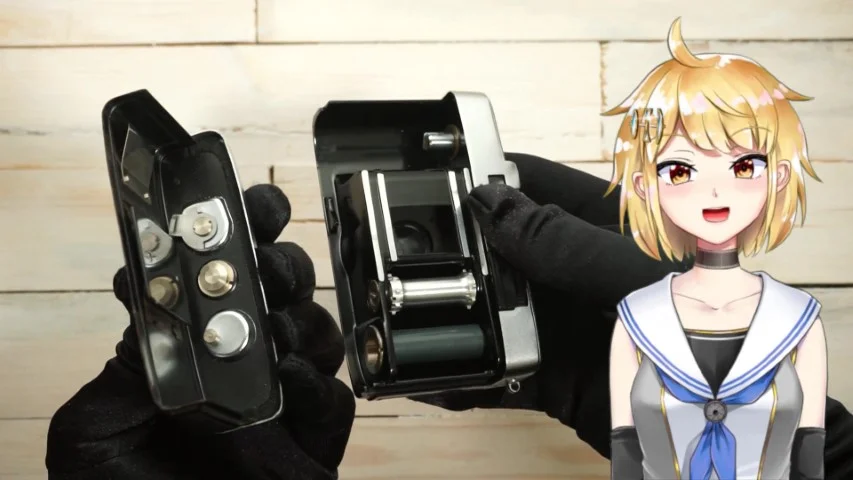 裏蓋がスライドして外れる