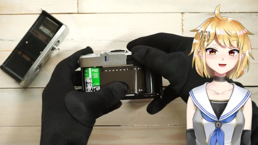 フィルム先端を差し込む