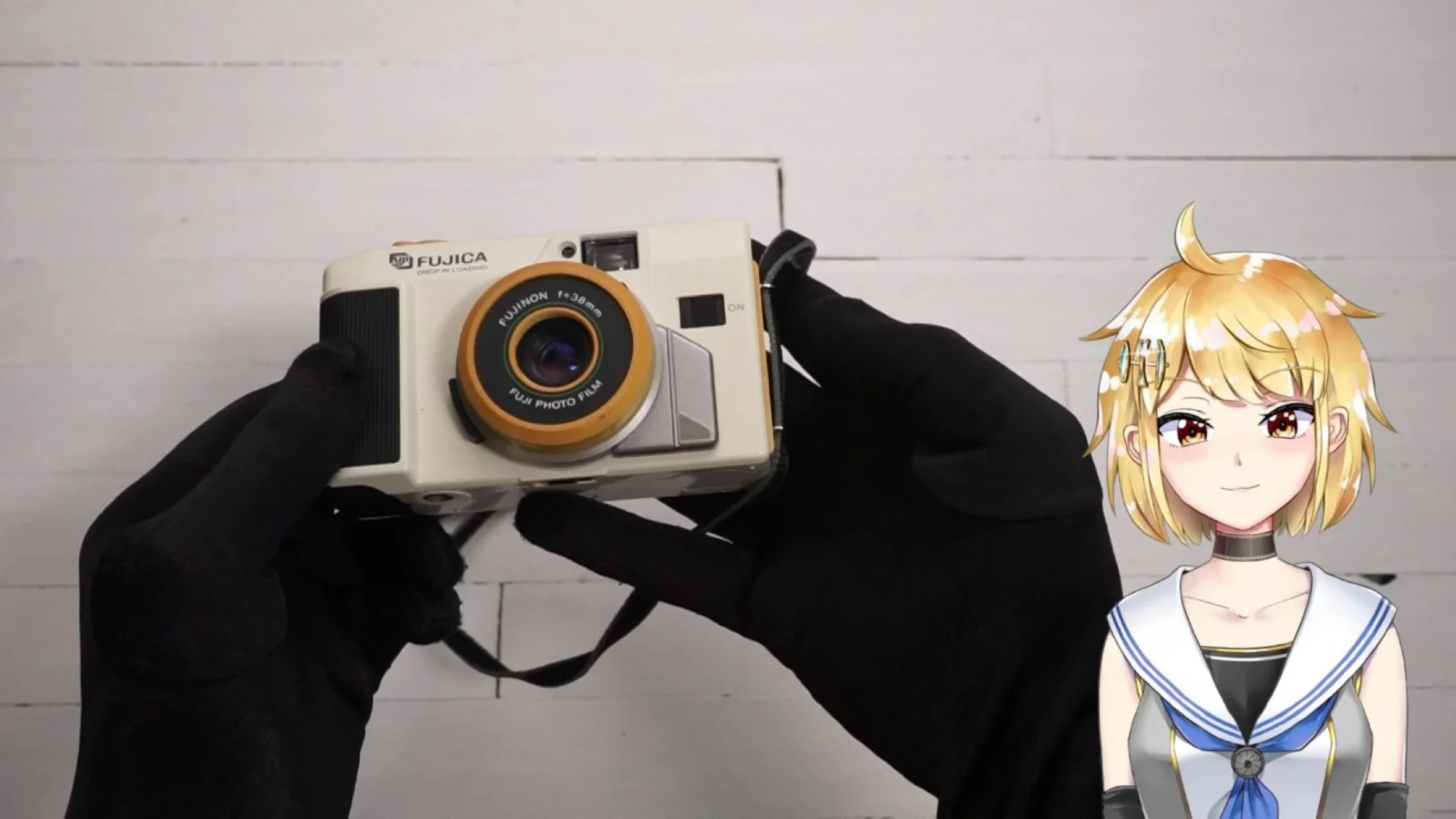 連動してレンズカバーが開く