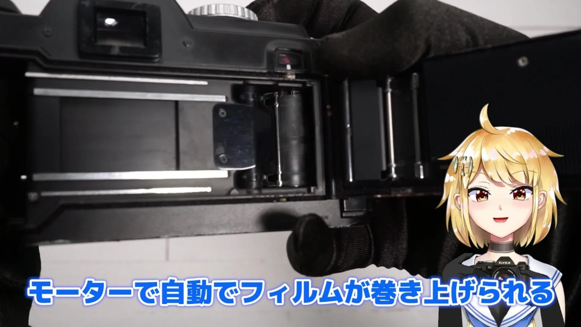 モーターで自動でフィルムが送られる