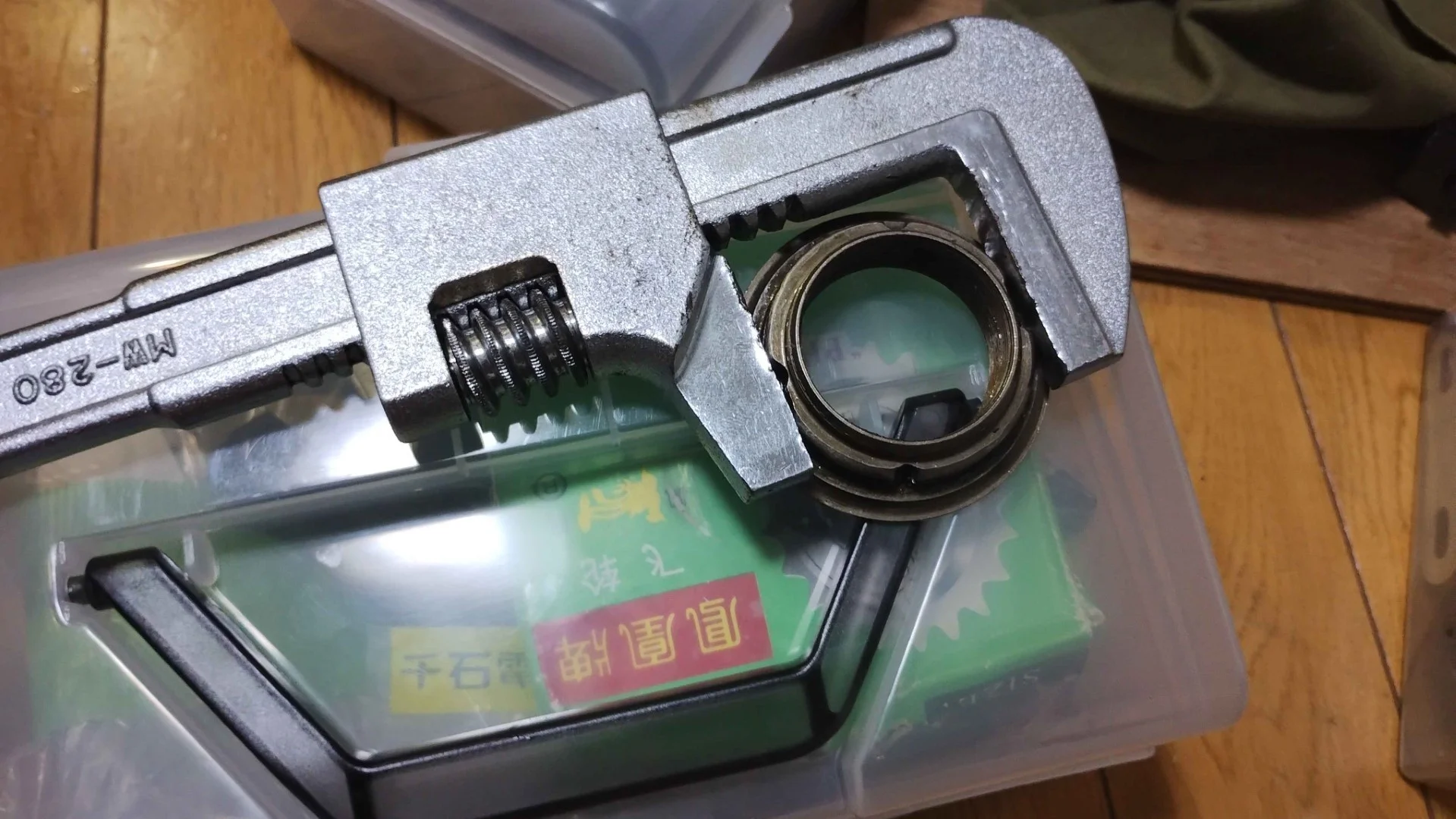 モーターレンチを掛けて回した