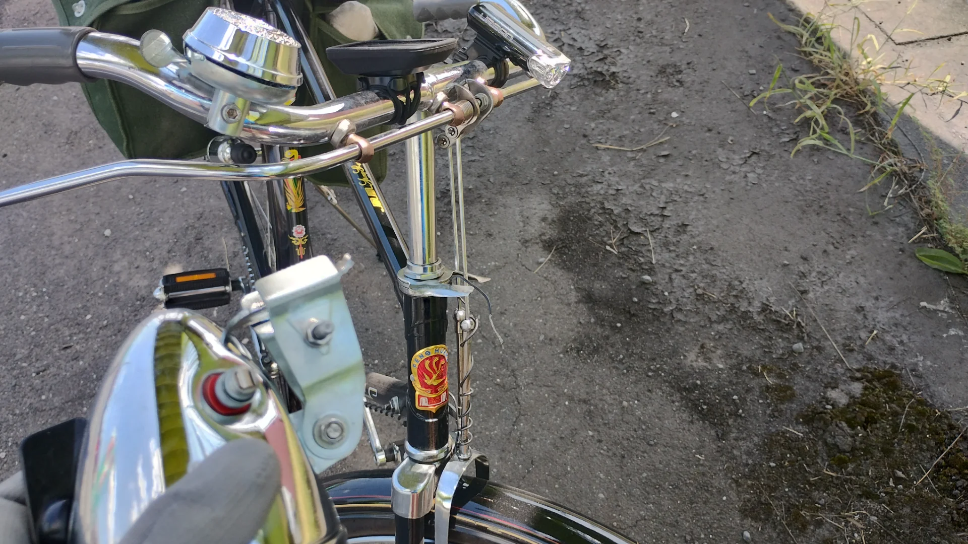 ヘッドライトのブラケットが振動で折れた