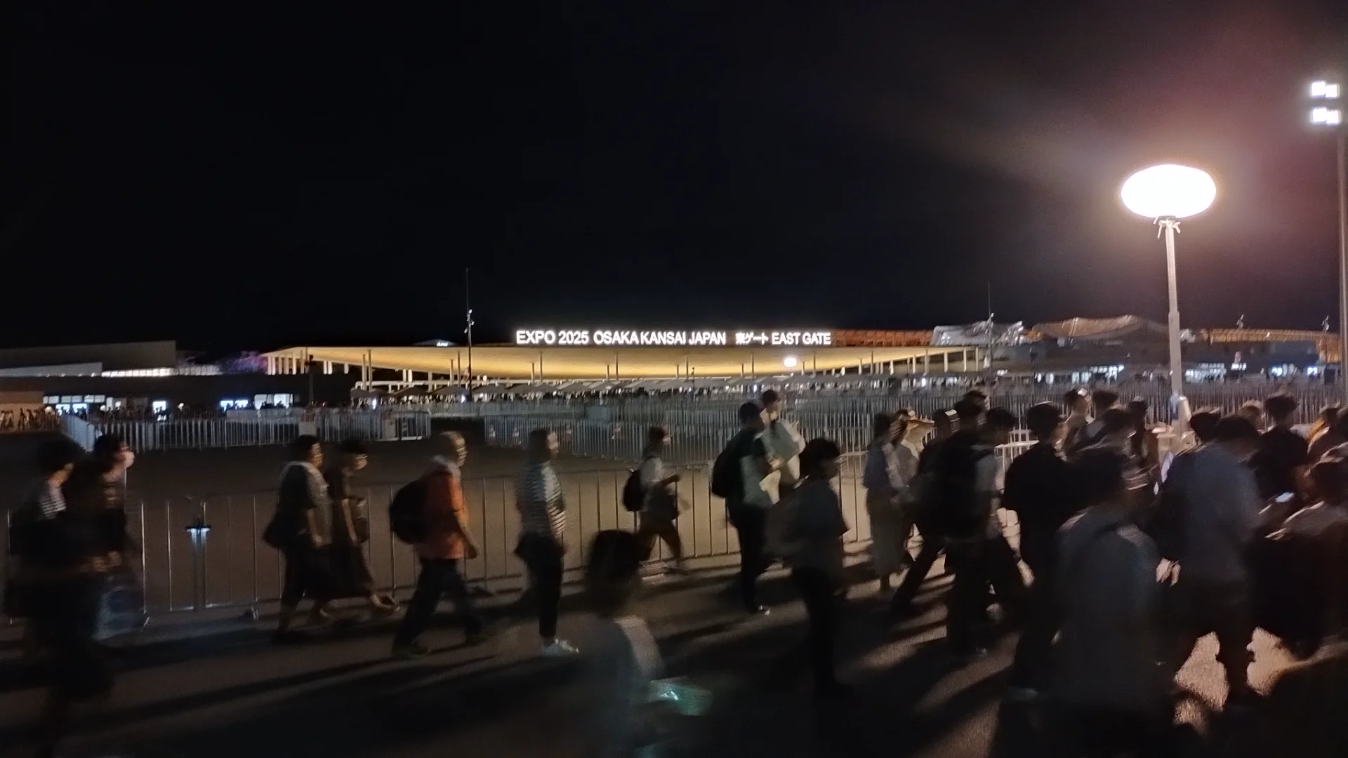 ゲートを出た。