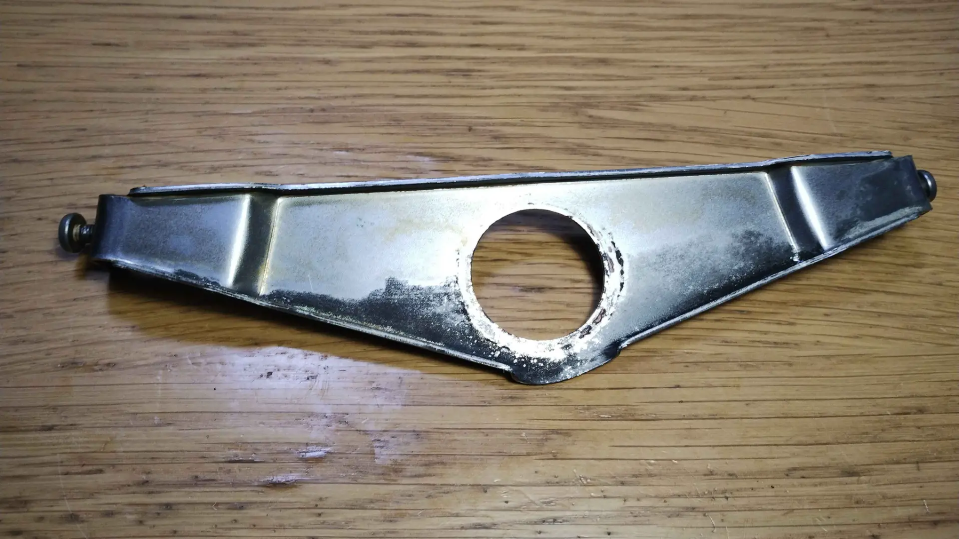 チェーンカバー固定金具