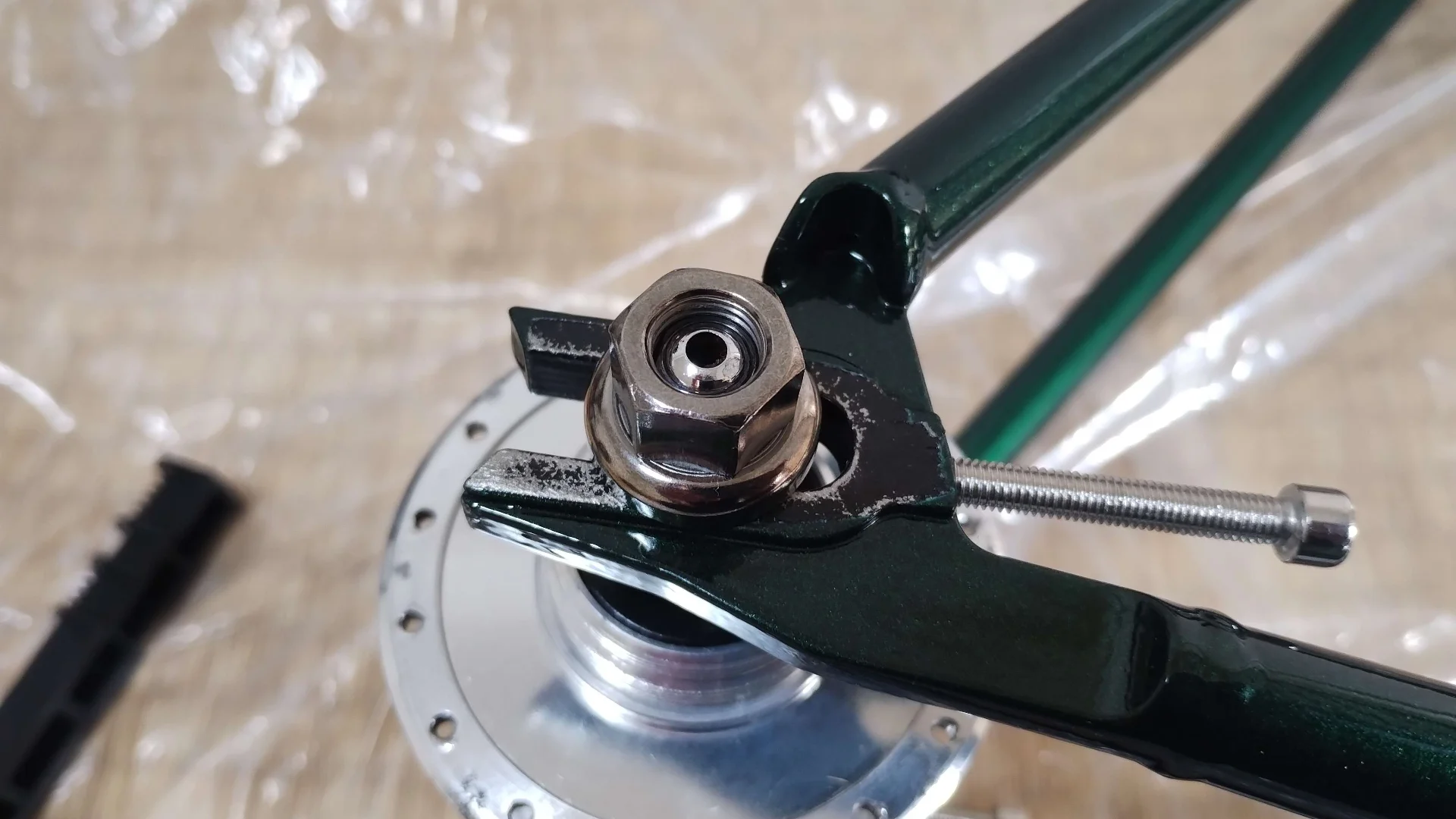 リアエンドのナットかかりが浅い