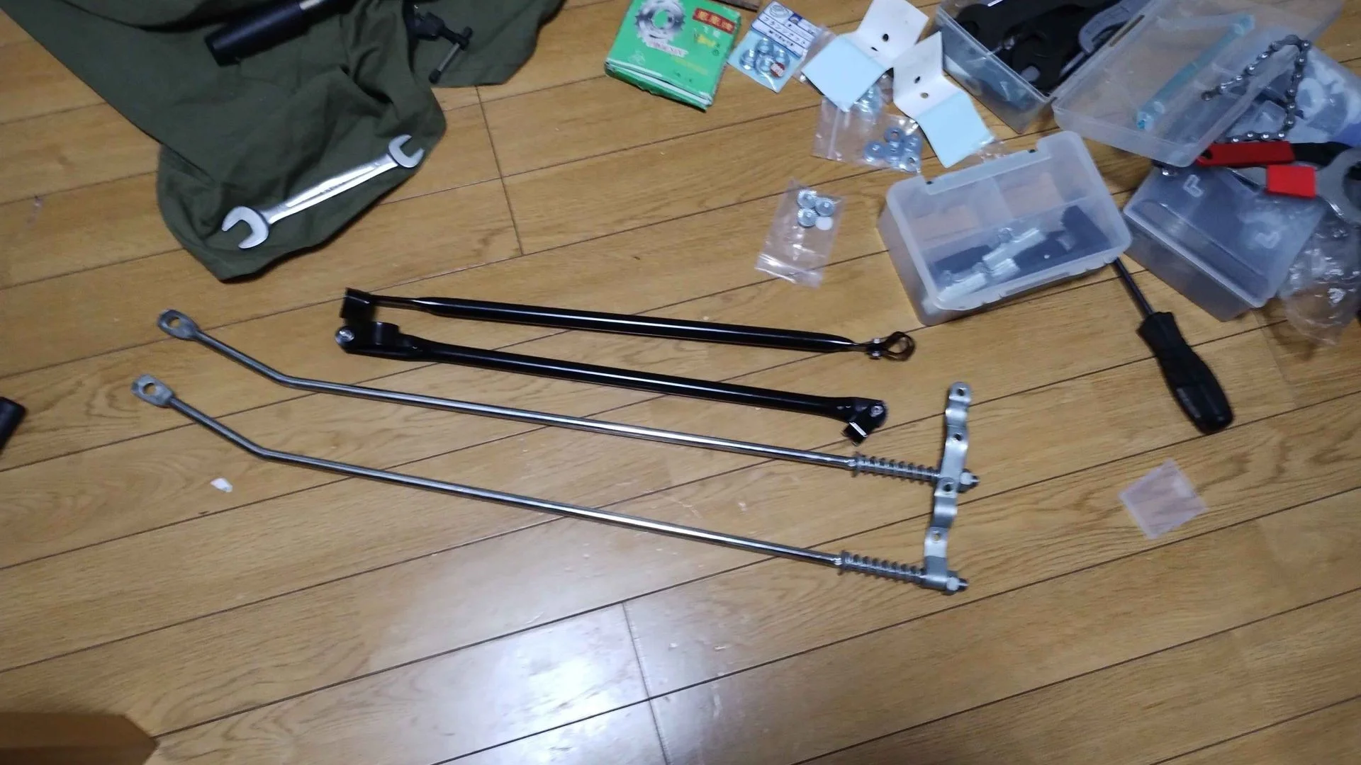 補助フォークとキャリアの補強部品を外した