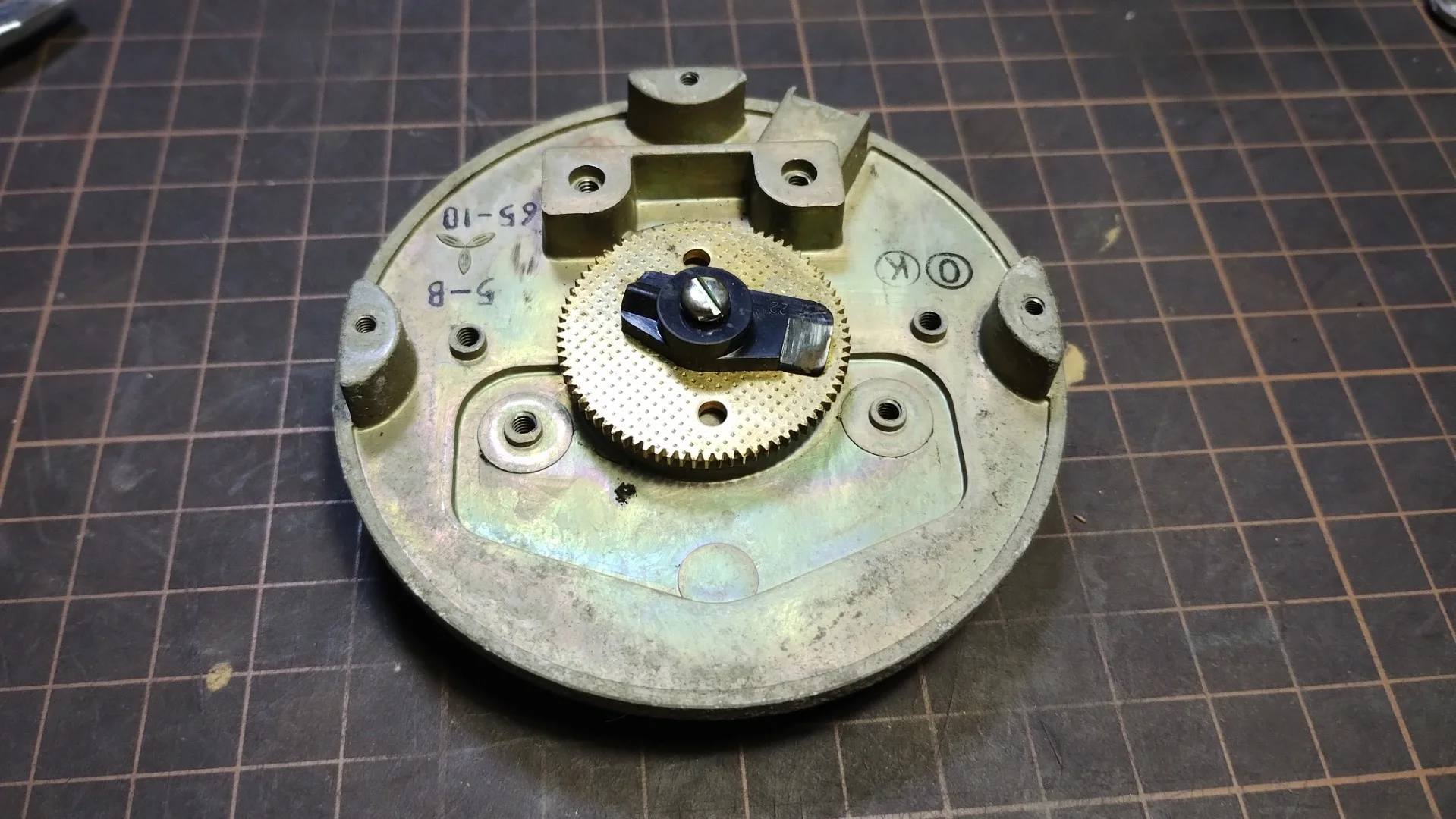 2つの穴が垂直方向になるように組み付ける