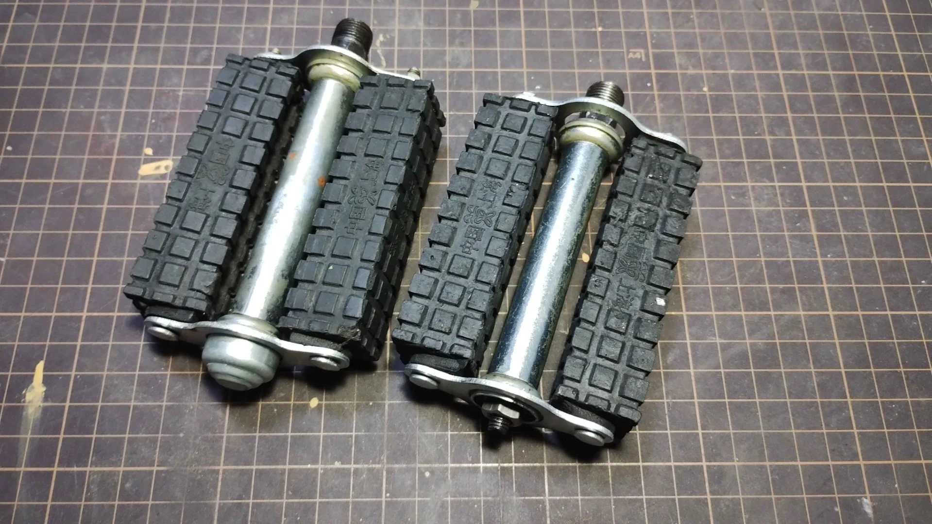 レトロな形態の実用車用ペダル(壊れている)