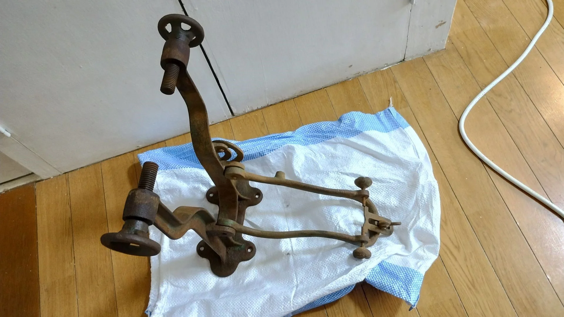 いつのものかわからない鋳鉄製の振れ取り台