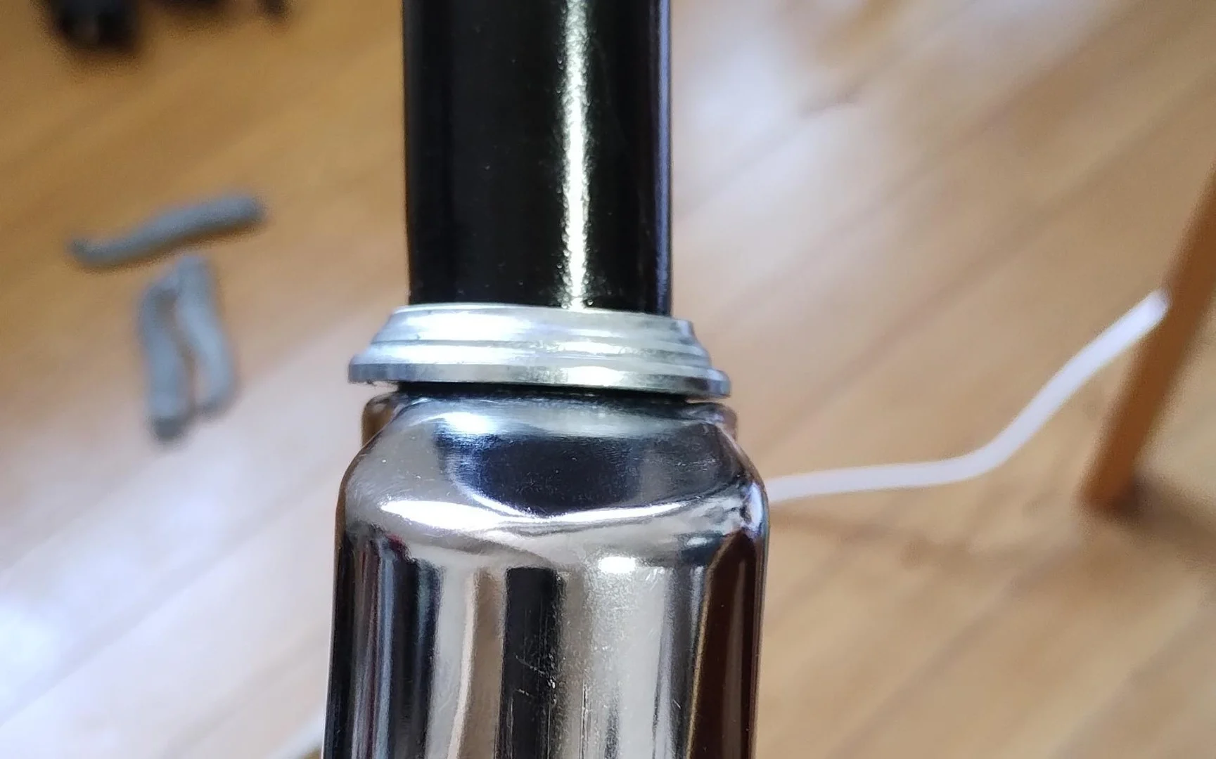 下玉押し(クラウンレース)が斜めに圧入されている