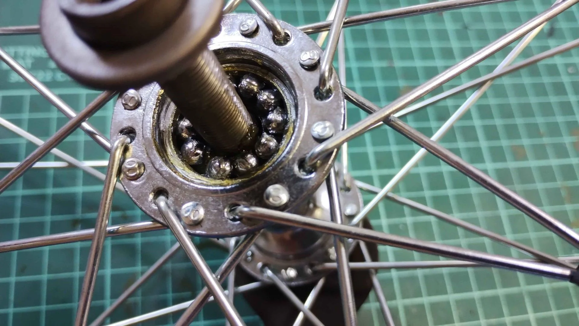 ハブの玉当たり調整