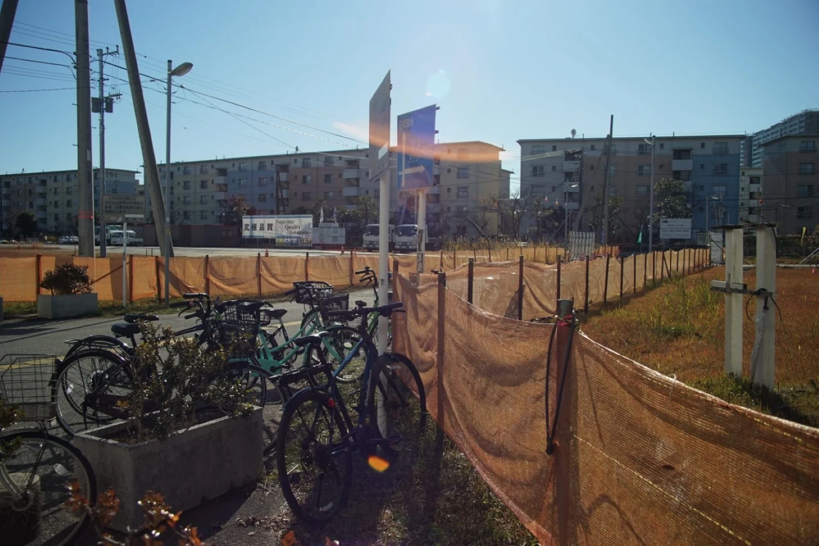 逆光(広角端) F8